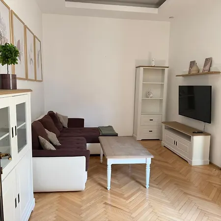 Apartament Nature-inspired In Piata Sfatului *