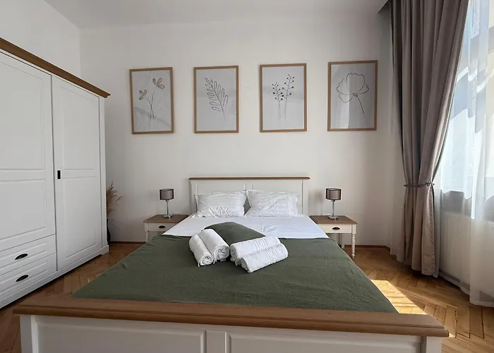 Nature-inspired In Piata Sfatului Appartamento *